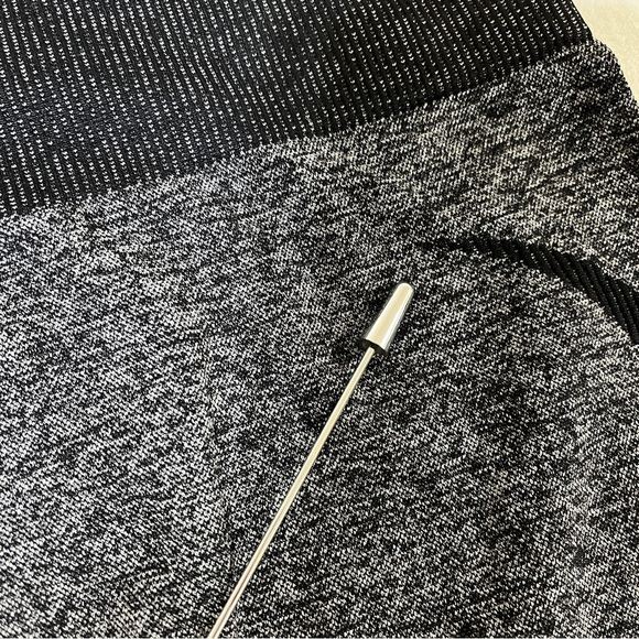 FABLETICS Women Cropped Capri Tight Leggings Seamless Black Gray Med/Large - Picture 10 of 10